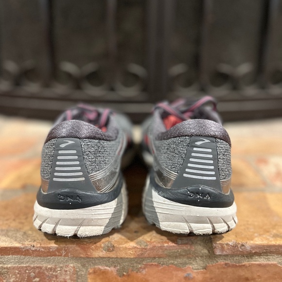 Brooks Adrenaline GTS 18 running shoes - Picture 7 of 11